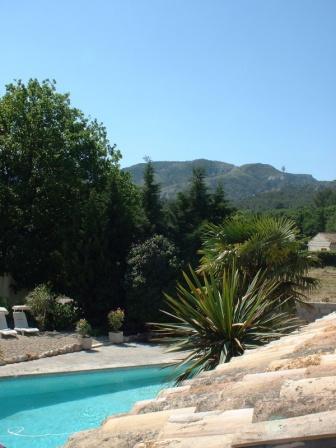 location gites et chambres d'hotes Provence : gites en Provence,  1,4 km de Saint rmy de Provence, face aux Alpilles ; grande piscine ; terrasse ; parking ;  partir de 40 euros la nuit