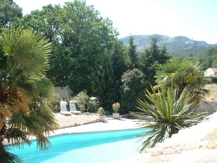 location gites provence : gites en Provence,  1,4 km de Saint rmy de Provence, face aux Alpilles ; grande piscine ; terrasse ; parking ;  partir de 40 euros la nuit